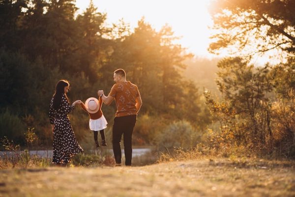 family-with-their-little-daughter-autumn-field_1303-17368